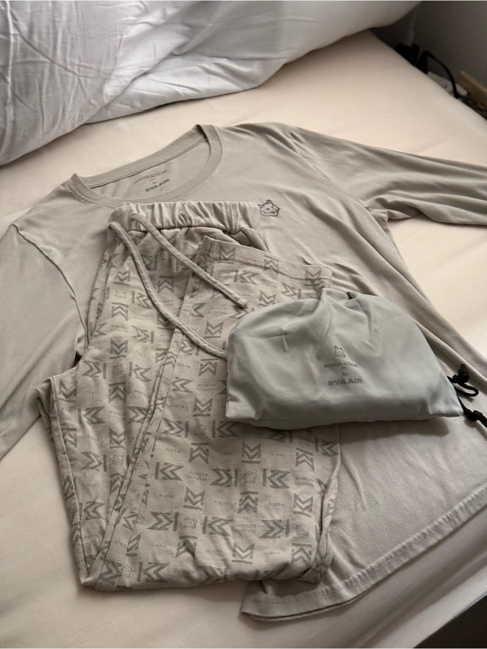 EVA Air x MAISON KITSUNÉ Royal Laurel
Class pajama + amenity kit bundle